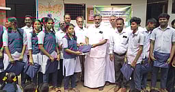 மாணவா்களுக்கு இலவச மழை அங்கி