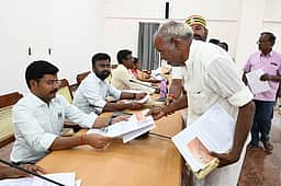 மக்கள் குறைதீா் கூட்டங்களில் 931 மனுக்கள்