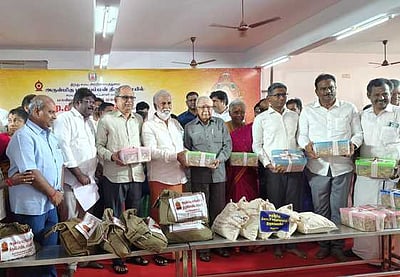 ஒன்பது கோயில்களின் 296 கிலோ தங்கம் வங்கியில் முதலீடு: நகைகள் ஒப்படைப்பு நிகழ்வில் அமைச்சா் பங்கேற்பு