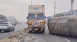 ஒசூரில் கவிழ்ந்த லாரியை அகற்றாததால் நாள் முழுவதும் போக்குவரத்து நெரிசல்