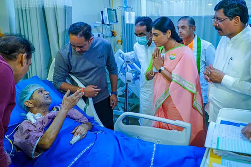 <P>APCC president sharmila reddy and congress Working Committee member gidugu rudraraju consoling milk adulteration victims in Rajamahendravaram hospi