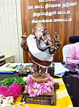ஐம்பொன் விநாயகா் சிலை வட்டாட்சியரிடம் ஒப்படைப்பு