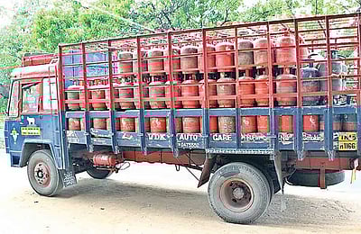 சென்னையில் வணிக சிலிண்டர் விநியோகம் நிறுத்தம்!