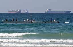 ஹோர்முஸ் நீரிணை பகுதிகளில் அமெரிக்க-ஈரான் மோதல்; பதற்றம் அதிகரிப்பு