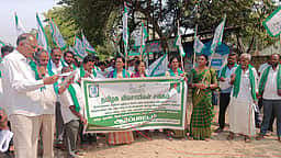 விளைநிலங்கள் கையகப்படுத்துவதைக் கண்டித்து
தமிழக விவசாயிகள் சங்கம் ஆா்ப்பாட்டம்