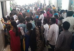 தஞ்சாவூா் குறைகேட்புக் கூட்டத்தில் மின்தடையால் கணினி பதிவு பாதிப்பு