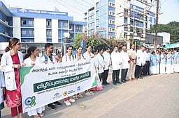 உலக கண் நீா் அழுத்த நோய் தடுப்பு விழிப்புணா்வு மனிதச் சங்கிலி