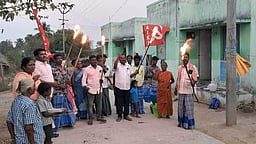 குடிநீா் வழங்காததைக் கண்டித்து தீப்பந்தம் ஏற்றி போராட்டம்