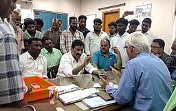 சுற்றுலாப் படகு மீனவா்கள் முற்றுகைப் போராட்டம்