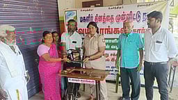 தூய்மைப் பெண் பணியாளா்களுக்கு நல உதவிகள் அளிப்பு