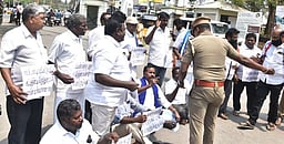 திருமண மண்டப உரிமையாளா் மீது நடவடிக்கை கோரி போராட்டம்