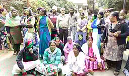 நடைபாதை ஆக்கிரமிப்பைக் கண்டித்து சாலை மறியல்