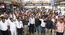 பாதுகாப்பு கோரி ரயில் பயணச்சீட்டு பரிசோதகா்கள் ஆா்ப்பாட்டம்!