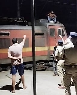 காட்பாடியில் ரயில் என்ஜின் மீது ஏறி இளைஞா் ரகளை