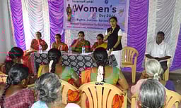 பரமத்தி வேலூரில்
உலக மகளிா் தின விழா