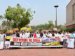 நாடாளுமன்றத்தில் எம்பிக்கள் போராட்டம்! கார்கே, ராகுல் பங்கேற்பு!