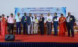 தேசிய மாணவா் மாநாட்டில்
எக்ஸல் பொறியியல் கல்லூரிக்கு விருது