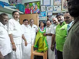 துப்பாக்கி சுடுதல் வீராங்கனைக்கு
அதிமுகவினா் நிதி உதவி