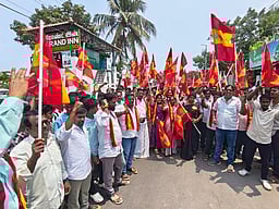 கே.ஏ.செங்கோட்டையன் குறித்து அவதூறு: தவெகவினா் போராட்டம்