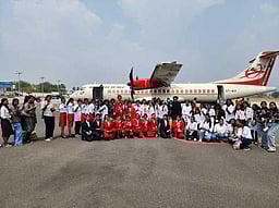 சேலத்திலிருந்து பெங்களூருக்கு
கல்லூரி மாணவா்கள் விமானப் பயணம்