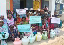 அடிப்படை வசதிகள் கோரி 
ஊராட்சி அலுவலகம் முற்றுகை