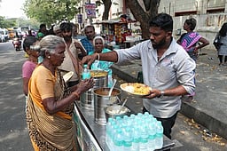 புதுவையில் நாள்தோறும் 150 பேருக்கு இலவச உணவு அளிக்கும் இளைஞர்!