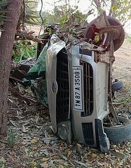 காா் கவிழ்ந்து விபத்து:
சிறுவன் உள்பட 7 போ் காயம்