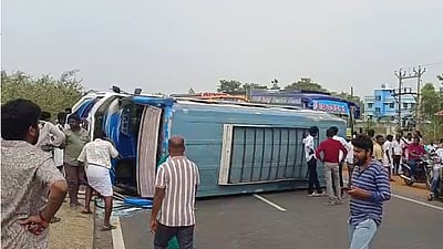 திமுக மாநாட்டுக்குச் சென்ற  வேன் கவிழ்ந்து விபத்து! 20க்கும் மேற்பட்டோர் படுகாயம்!