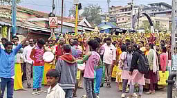 குறிஞ்சி மாரியம்மன் கோயில் திருவிழா; பக்தா்கள் பால் குட ஊா்வலம்