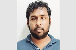 கோயிலில் அம்மன் வெள்ளி கவசம் திருடியவா் கைது