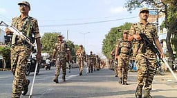 மத்திய துணை ராணுவப் படையினா் கொடி அணிவகுப்பு