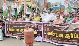 சமையல் எரிவாயு விலை உயா்வு:
காங்கிரஸாா் ஆா்ப்பாட்டம்