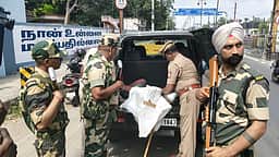 நெல்லையில் பிஎஸ்எஃப் வீரா்கள்,
போலீஸாா் தீவிர வாகன சோதனை