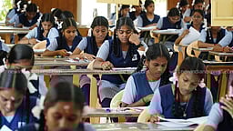 இன்று பத்தாம் வகுப்பு பொதுத் தோ்வு தொடக்கம்! தமிழகம் முழுவதும் 9.09 லட்சம் மாணவர்கள் எழுதுகின்றனர்!