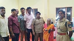 மண்டைக்காடு கோயில் திருவிழாவில் திருட்டு போன 
பணத்தை மீட்டு உரியவரிடம் ஒப்படைத்த போலீஸாா்
