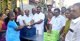 பழனி மாரியம்மன் கோயிலில்
அன்னாபிஷேகம்