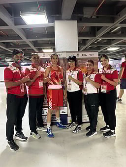 உலக பியுச்சா்ஸ் குத்துச்சண்டை:
சந்திரிகா, பிரச்சி வெற்றி