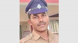 சாலை விபத்தில் 
காவலா் உயிரிழப்பு