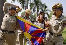 தில்லியில் சீன தூதரகம் முன் திபெத் இளைஞா்கள் போராட்டம்:
24 போ் கைது!