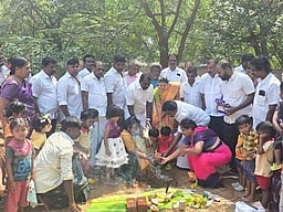 பெருமாள்புரத்தில்
அங்கன்வாடி மையத்துக்கு அடிக்கல்