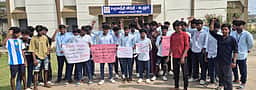 கடலூா் அரசு கல்லூரி மாணவா்கள் போராட்டம்