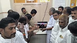 பொங்கலூா் காவல் நிலையத்தில்:
சிசிடிவி கேமரா கண்காணிப்பு அறை திறப்பு