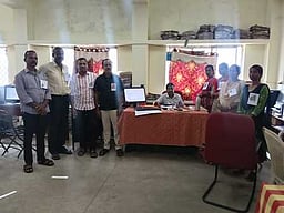 போா் எதிா்ப்பு வாசகங்களோடு
பணிபுரிந்த அரசு ஊழியா்கள்