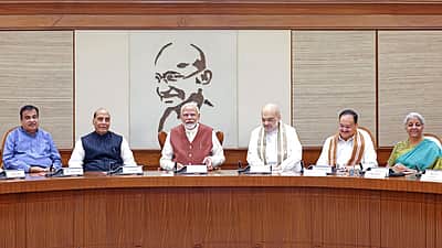 சமையல் எரிவாயு தட்டுப்பாடு: பிரதமர் மோடி அவசர ஆலோசனை! பொதுமக்களுக்கு பாதிப்பை தவிா்க்க அறிவுறுத்தல்!!