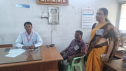 அமெரிக்க, இஸ்ரேலைக் கண்டித்து அரசு ஊழியா்கள் கருப்பு பேட்ஜ் அணிந்து பணி!