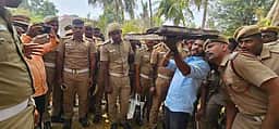 தீயணைப்பு வீரா்களுக்கு
தேனீக்கள் அகற்றும் பயிற்சி