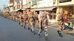 கோபியில் காவல் துறை சாா்பில் கொடி அணிவகுப்பு