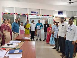 போா் நிறுத்தத்தை வலியுறுத்தி
கோரிக்கை பேட்ச் அணிந்து பணி