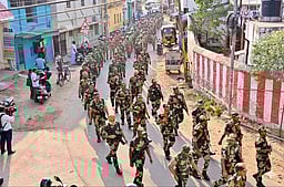 நெல்லை மாநகரில் துணை ராணுவத்தினா் கொடி அணிவகுப்பு