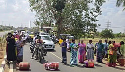 பதிவு செய்து 3 நாள்களாகியும்
எரிவாயு உருளை கிடைக்காததால்
பொதுமக்கள் சாலை மறியல்
